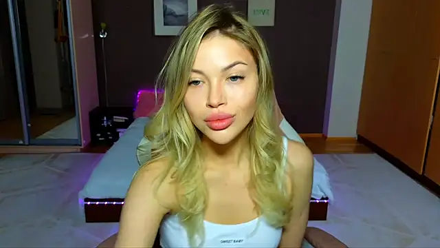 Snapshot of EmmyMills chatting on 02-13-25, 09:27 EmmyMills online show from 02-13-25, 09:27