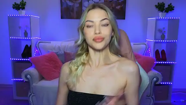Snapshot of EmmyMills chatting on 09-25-25, 08:59 EmmyMills online show from 09-25-25, 08:59