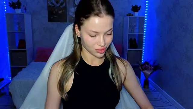 Snapshot of EmmyMills chatting on 06-19-26, 08:58 EmmyMills online show from 06-19-26, 08:58