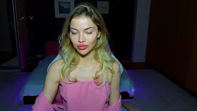 Snapshot of EmmyMills chatting on 02-15-25, 10:21 EmmyMills online show from 02-15-25, 10:21