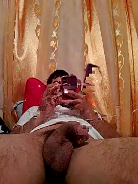 Snapshot of emea4 chatting on 12-21-25, 12:13 emea4 online show from 12-21-25, 12:13