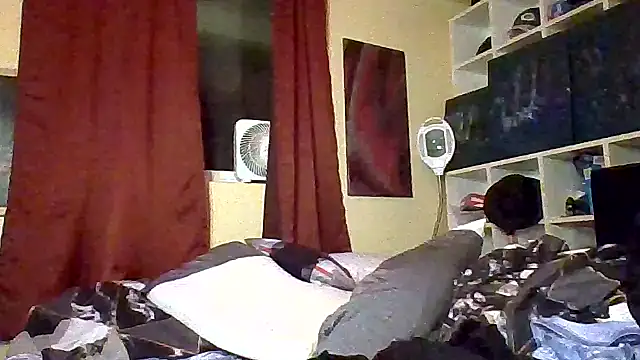 Snapshot of Mic_Oxinner chatting on 10-06-25, 10:27 Mic Oxinner online show from 10-06-25, 10:27