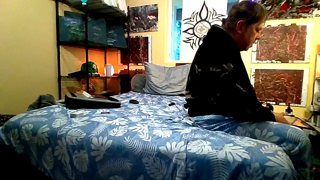 Snapshot of Mic_Oxinner chatting on 12-20-25, 04:43 Mic Oxinner online show from 12-20-25, 04:43