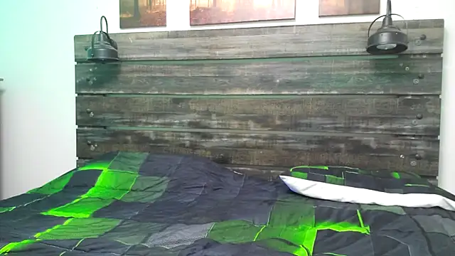 Snapshot of Mic_Oxinner chatting on 10-30-25, 07:00 Mic Oxinner online show from 10-30-25, 07:00