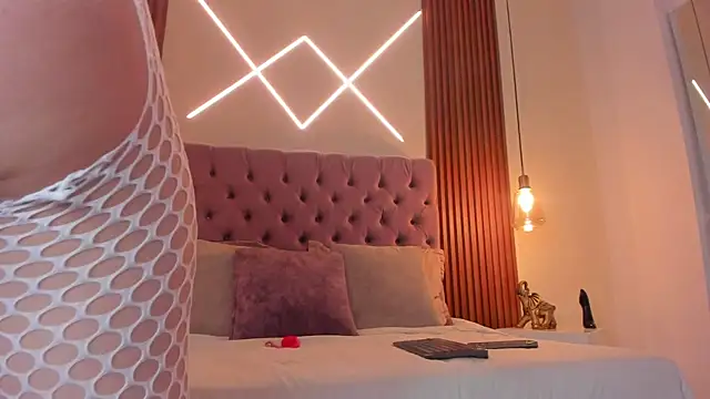 Sophia turneer online show from 12-20-25, 10:29