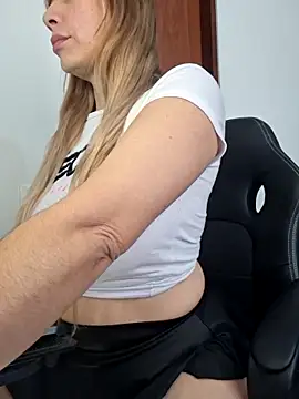 Snapshot of FREYJA- chatting on 02-22-26, 08:54 FREYJA- online show from 02-22-26, 08:54