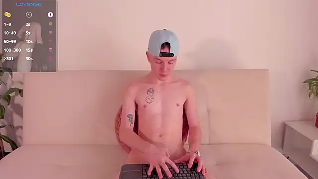 Snapshot of niico_18 chatting on 10-16-25, 08:17 niico 18 online show from 10-16-25, 08:17