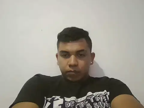 Snapshot of Eren_18 chatting on 11-15-25, 02:54 Eren 18 online show from 11-15-25, 02:54