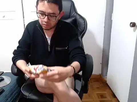 Snapshot of Diptongo chatting on 12-26-24, 10:31 Diptongo online show from 12-26-24, 10:31