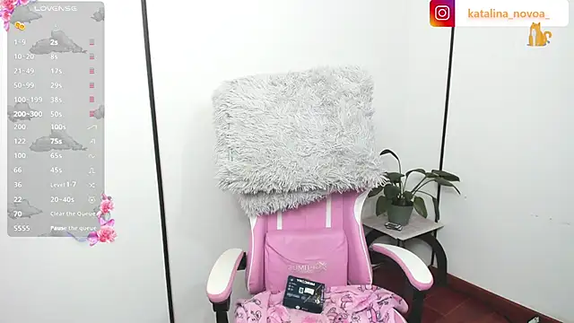Katalina novoa online show from 06-12-26, 01:58