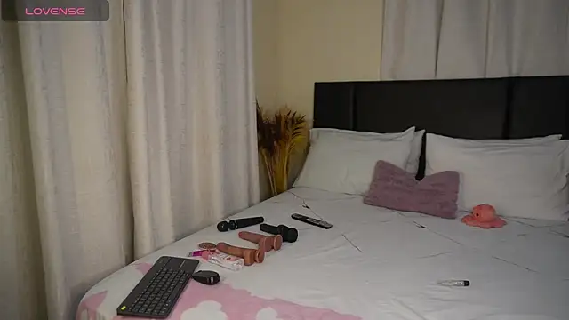 Snapshot of _Watuluv_ chatting on 03-10-25, 04:03  Watuluv  online show from 03-10-25, 04:03