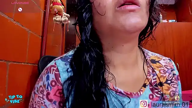 Snapshot of laura_smith0 chatting on 10-12-25, 01:56 laura smith0 online show from 10-12-25, 01:56