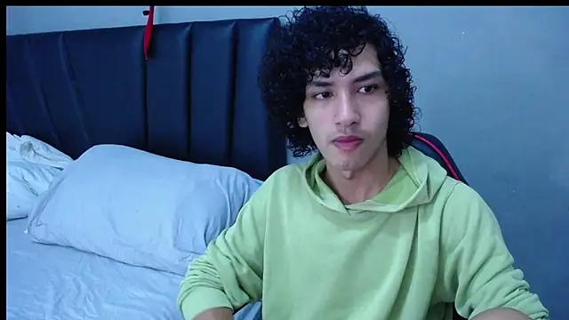 Snapshot of Tayronx33 chatting on 10-19-25, 06:32 Tayronx33 online show from 10-19-25, 06:32