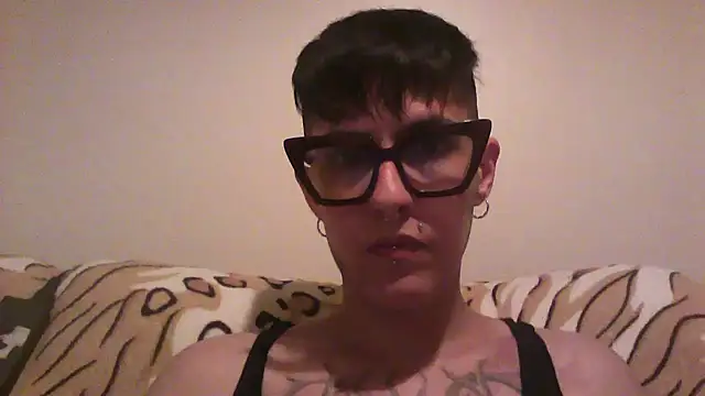 Snapshot of nickfxx chatting on 11-04-25, 11:52 nickfxx online show from 11-04-25, 11:52