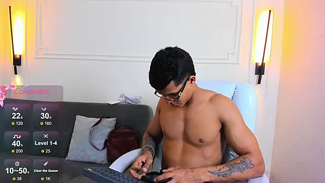 Snapshot of Paradise_boy_s chatting on 05-29-26, 02:23 Paradise boy s online show from 05-29-26, 02:23