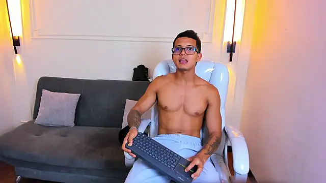 Paradise boy s online show from 04-14-26, 04:12