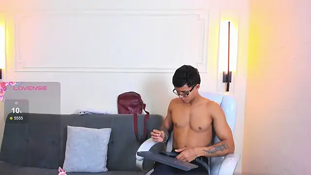 Snapshot of Paradise_boy_s chatting on 05-21-26, 02:03 Paradise boy s online show from 05-21-26, 02:03