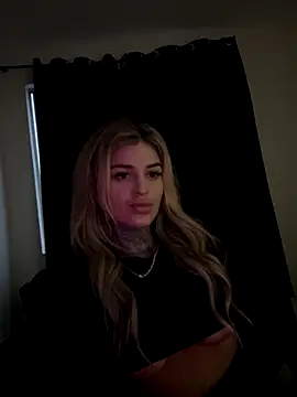 Snapshot of bbholli chatting on 10-19-25, 08:28 bbholli online show from 10-19-25, 08:28