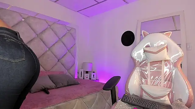 alessiaferry online show from 04-25-26, 02:47