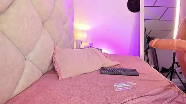 alessiaferry online show from 06-24-26, 07:33