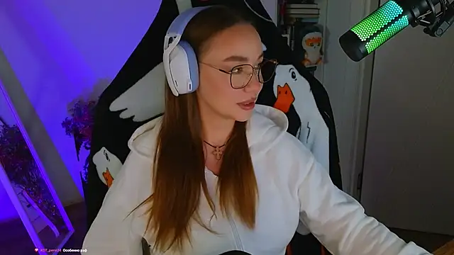 Snapshot of Emili1- chatting on 03-22-25, 01:08 Emili1- online show from 03-22-25, 01:08