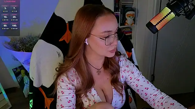 Snapshot of Emili1- chatting on 10-20-25, 01:33 Emili1- online show from 10-20-25, 01:33