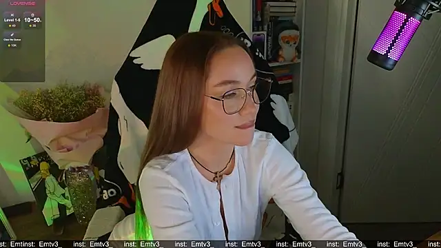 Snapshot of Emili1- chatting on 11-18-25, 05:49 Emili1- online show from 11-18-25, 05:49