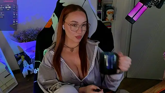 Snapshot of Emili1- chatting on 10-15-25, 10:34 Emili1- online show from 10-15-25, 10:34