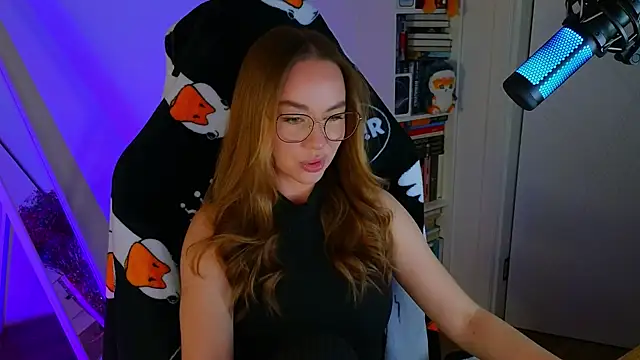 Snapshot of Emili1- chatting on 03-19-25, 02:13 Emili1- online show from 03-19-25, 02:13