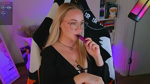 Snapshot of Emili1- chatting on 09-09-25, 11:19 Emili1- online show from 09-09-25, 11:19