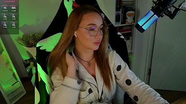 Snapshot of Emili1- chatting on 10-12-25, 11:44 Emili1- online show from 10-12-25, 11:44