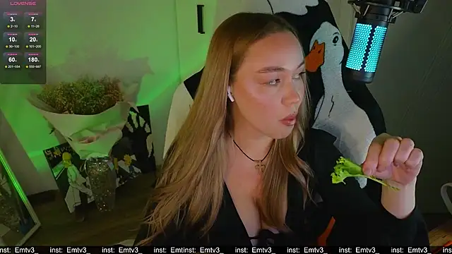 Snapshot of Emili1- chatting on 11-15-25, 05:17 Emili1- online show from 11-15-25, 05:17