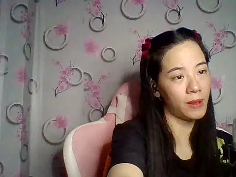 Snapshot of Nana-68 chatting on 10-21-25, 03:33 Nana-68 online show from 10-21-25, 03:33