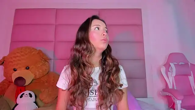 Snapshot of little-Emma chatting on 03-02-25, 03:13 little-Emma online show from 03-02-25, 03:13