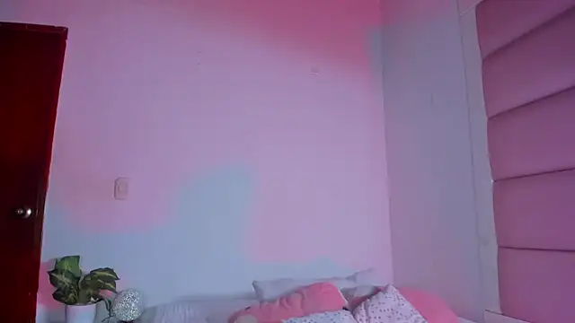 Snapshot of little-Emma chatting on 10-02-25, 03:10 little-Emma online show from 10-02-25, 03:10