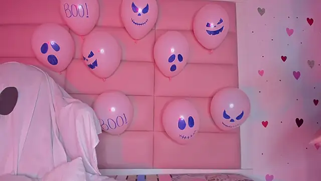 Snapshot of little-Emma chatting on 10-13-25, 12:23 little-Emma online show from 10-13-25, 12:23