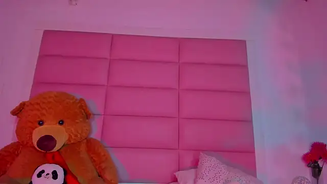 Snapshot of little-Emma chatting on 02-19-25, 03:06 little-Emma online show from 02-19-25, 03:06