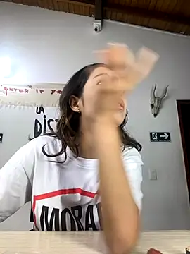 Snapshot of little-Emma chatting on 10-03-25, 02:59 little-Emma online show from 10-03-25, 02:59