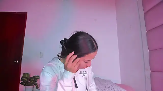 Snapshot of little-Emma chatting on 10-01-25, 03:11 little-Emma online show from 10-01-25, 03:11