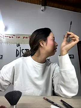 Snapshot of little-Emma chatting on 10-10-25, 02:56 little-Emma online show from 10-10-25, 02:56