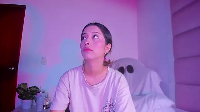 Snapshot of little-Emma chatting on 10-11-25, 03:07 little-Emma online show from 10-11-25, 03:07