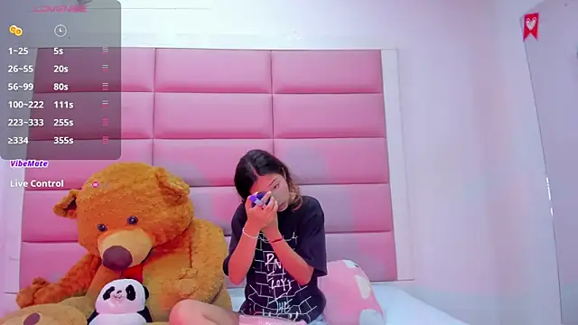 Snapshot of little-Emma chatting on 03-13-25, 03:11 little-Emma online show from 03-13-25, 03:11