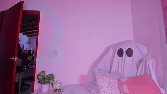 Snapshot of little-Emma chatting on 10-05-25, 03:19 little-Emma online show from 10-05-25, 03:19