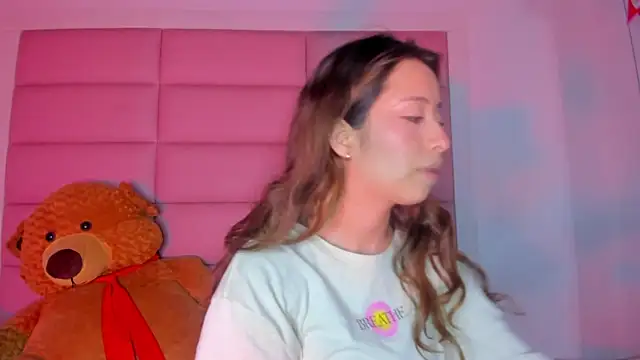 Snapshot of little-Emma chatting on 03-15-25, 03:18 little-Emma online show from 03-15-25, 03:18