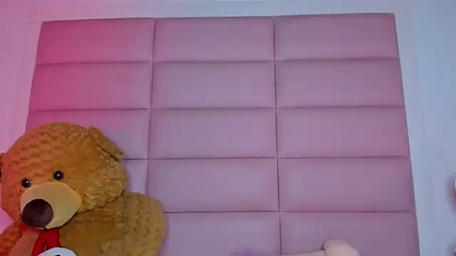 Snapshot of little-Emma chatting on 03-02-25, 06:16 little-Emma online show from 03-02-25, 06:16