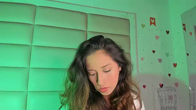 Snapshot of little-Emma chatting on 10-20-25, 12:13 little-Emma online show from 10-20-25, 12:13