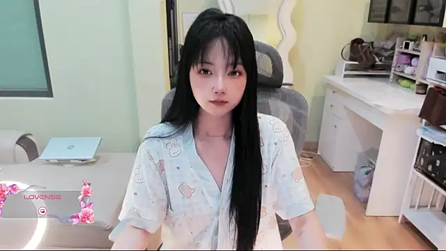Snapshot of Nery_Asian chatting on 07-15-26, 02:35 Nery Asian online show from 07-15-26, 02:35