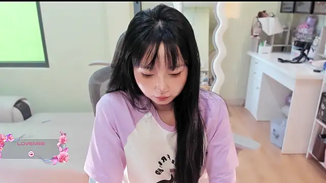 Snapshot of Nery_Asian chatting on 06-27-26, 07:47 Nery Asian online show from 06-27-26, 07:47