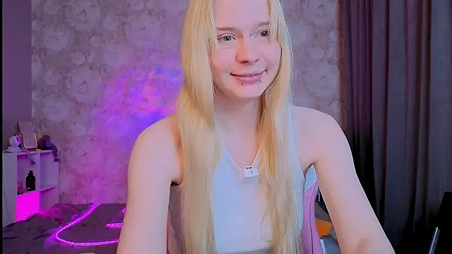 Snapshot of Milia_Parker chatting on 06-27-26, 03:23 Milia Parker online show from 06-27-26, 03:23