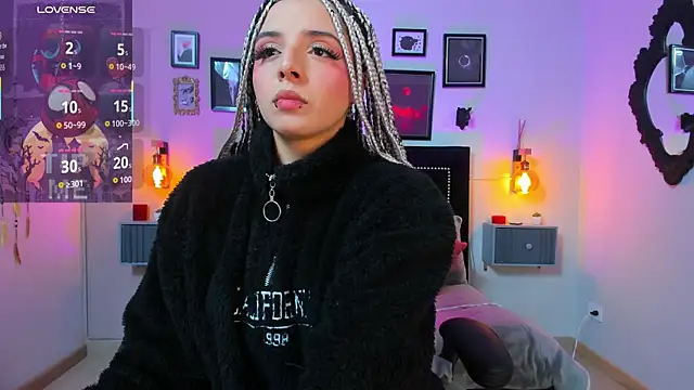 Charlotte  Benett online show from 11-10-25, 04:17